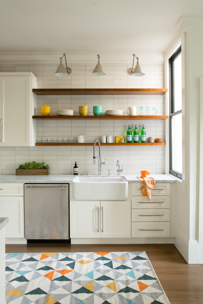 Foto de cocina contemporánea con fregadero sobremueble, armarios estilo shaker, puertas de armario blancas, salpicadero blanco, suelo de madera oscura y suelo marrón