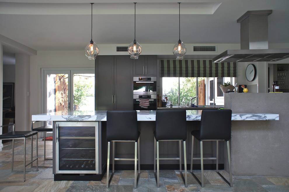 Esempio di una cucina nordica di medie dimensioni con ante a filo, ante grigie, top in marmo e elettrodomestici in acciaio inossidabile