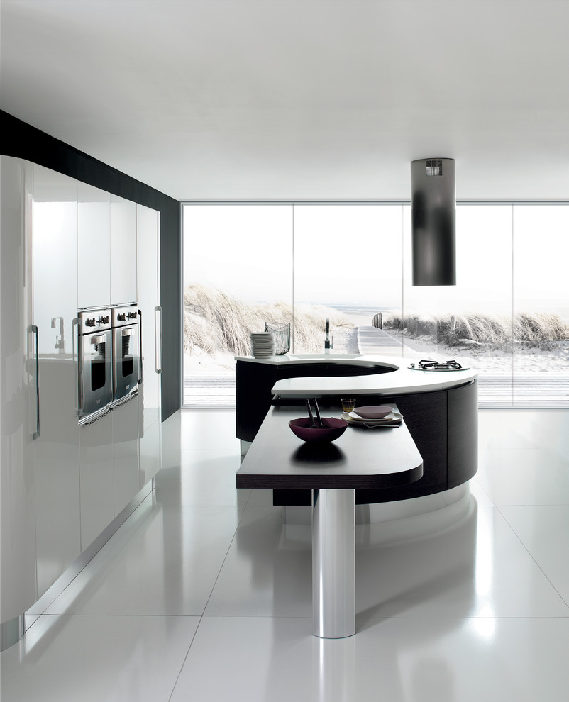 Immagine di una cucina minimalista di medie dimensioni con ante lisce, ante nere, top in superficie solida, elettrodomestici da incasso, pavimento con piastrelle in ceramica e pavimento bianco