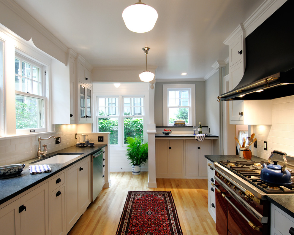 Свежая идея для дизайна: отдельная кухня в классическом стиле с одинарной мойкой, столешницей из талькохлорита и цветной техникой - отличное фото интерьера