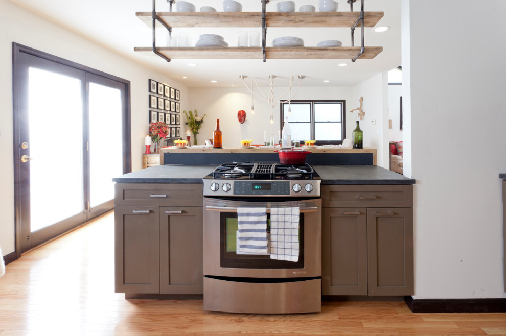 Moderne Küche in U-Form mit Unterbauwaschbecken, Schrankfronten im Shaker-Stil, Küchenrückwand in Schwarz und Küchengeräten aus Edelstahl in New York