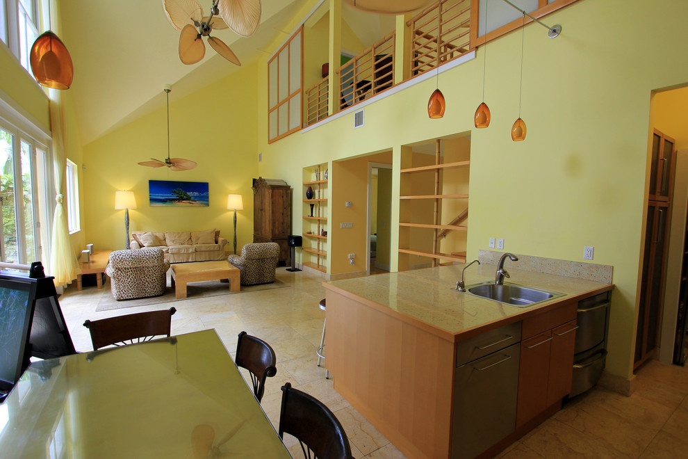 Bild på ett litet funkis kök, med en nedsänkt diskho, släta luckor, skåp i mellenmörkt trä, bänkskiva i terrazo, flerfärgad stänkskydd, stänkskydd i porslinskakel, rostfria vitvaror, travertin golv och en köksö