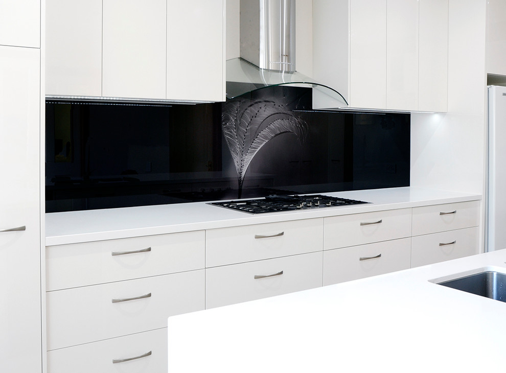 Photo of a medium sized contemporary kitchen in Melbourne with glass sheet splashback.