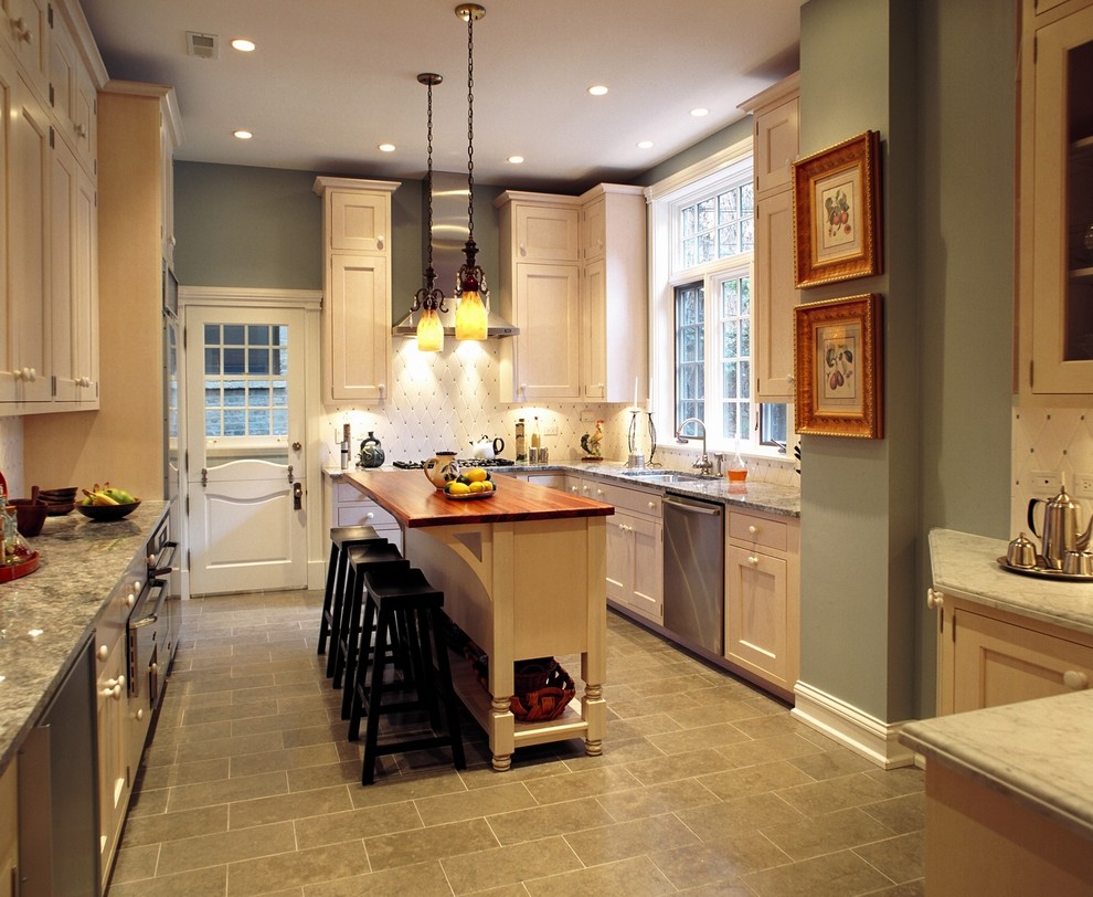 Klassische Küche in U-Form mit Granit-Arbeitsplatte, Unterbauwaschbecken, Schrankfronten mit vertiefter Füllung, hellen Holzschränken und Küchenrückwand in Weiß in Chicago