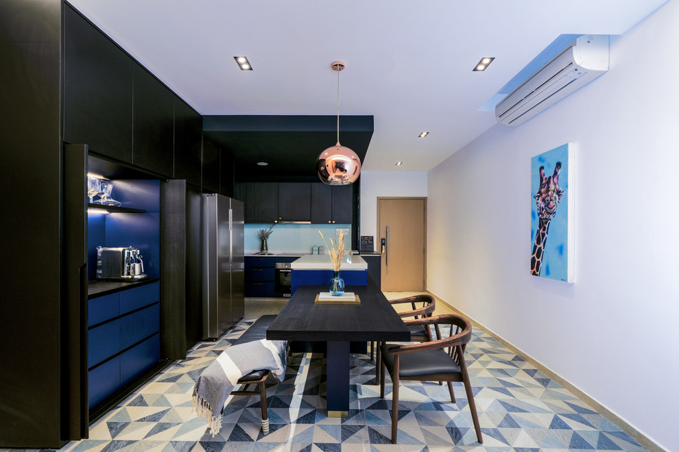 На фото: угловая кухня в современном стиле с обеденным столом, плоскими фасадами, синими фасадами, синим фартуком, фартуком из стекла, техникой из нержавеющей стали, островом, синим полом и белой столешницей
