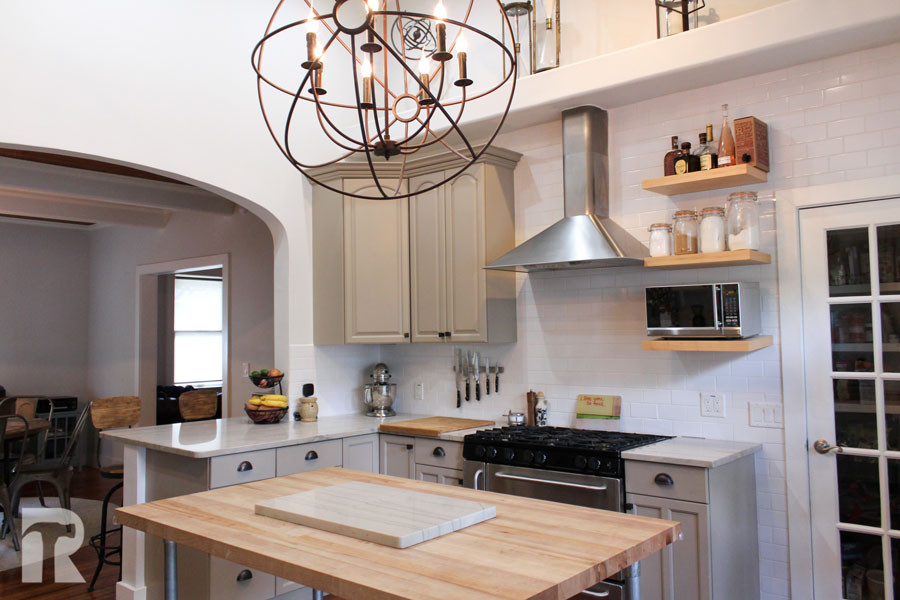 Mittelgroße Landhaus Wohnküche mit zwei Kücheninseln in Austin