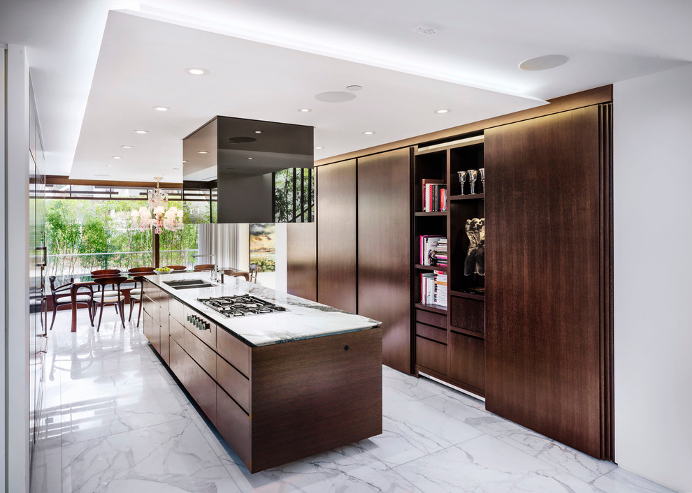 Foto di una cucina minimalista di medie dimensioni con lavello sottopiano, ante lisce, ante in legno bruno, top in marmo, elettrodomestici in acciaio inossidabile e pavimento in marmo