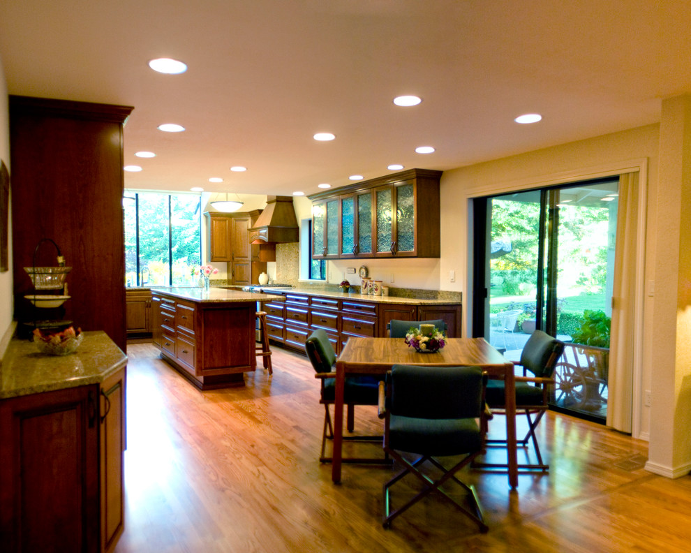 Klassische Wohnküche in U-Form mit profilierten Schrankfronten, hellbraunen Holzschränken, Granit-Arbeitsplatte und Küchenrückwand in Grau in Seattle