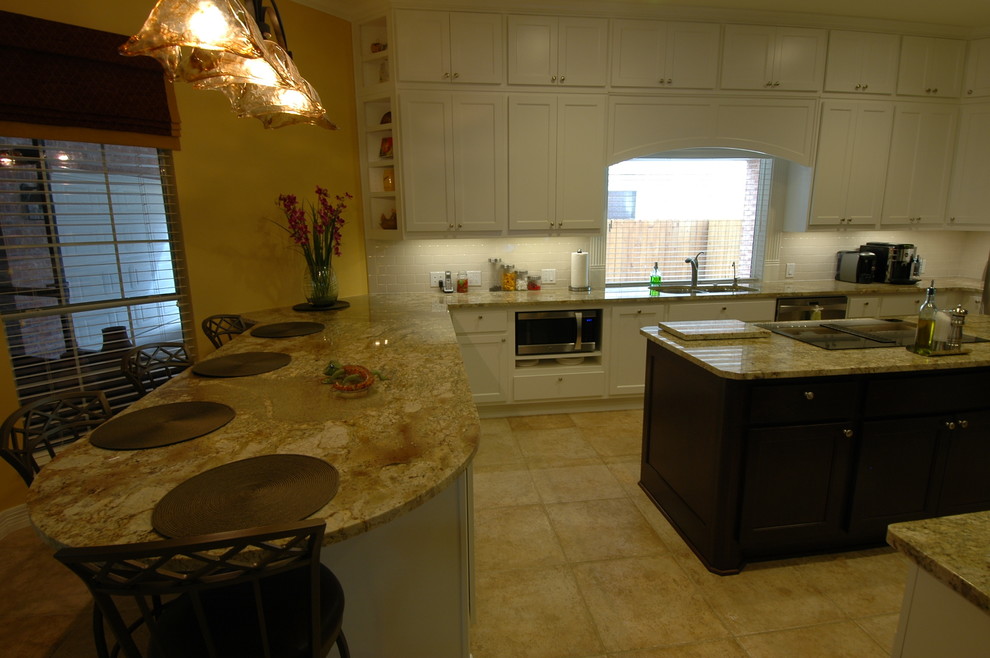 Idéer för att renovera ett mellanstort funkis kök, med en undermonterad diskho, luckor med infälld panel, vita skåp, marmorbänkskiva, rostfria vitvaror, travertin golv och en köksö