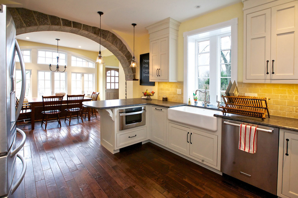 Klassische Küche mit Schrankfronten im Shaker-Stil, Rückwand aus Steinfliesen und Küchengeräten aus Edelstahl in Philadelphia