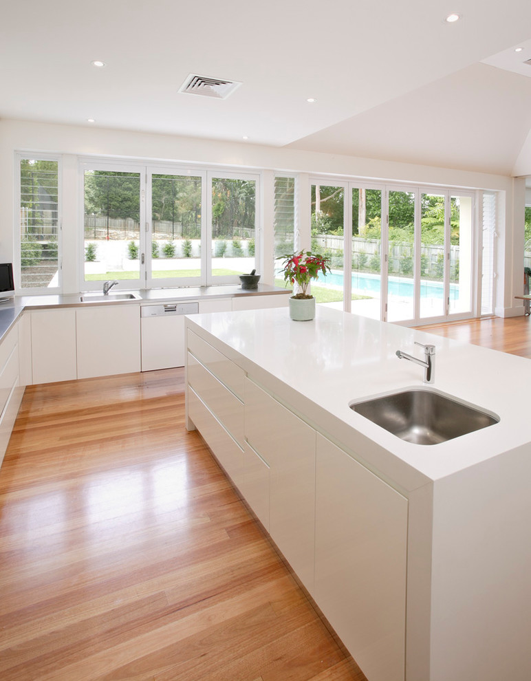 Example of a large trendy kitchen design in Sydney