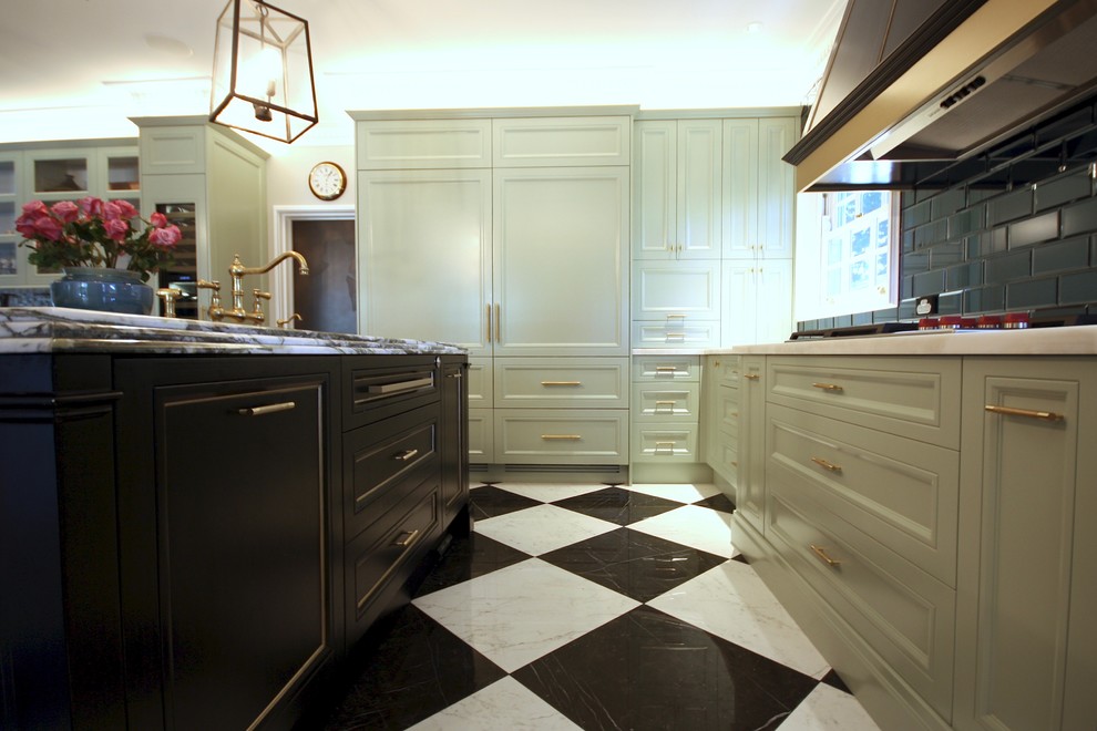 Idéer för stora vintage vitt kök, med en undermonterad diskho, luckor med infälld panel, gröna skåp, marmorbänkskiva, svart stänkskydd, stänkskydd i tunnelbanekakel, svarta vitvaror, marmorgolv, en köksö och vitt golv