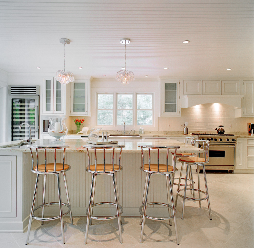 Moderne Küche mit Landhausspüle, Schrankfronten mit vertiefter Füllung, weißen Schränken, Küchenrückwand in Weiß, Rückwand aus Metrofliesen und Küchengeräten aus Edelstahl in New York