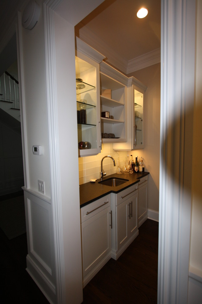 Свежая идея для дизайна: кухня в стиле неоклассика (современная классика) с кладовкой - отличное фото интерьера