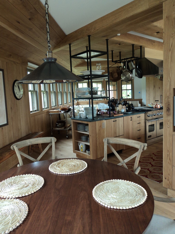 Свежая идея для дизайна: кухня в морском стиле с обеденным столом, светлыми деревянными фасадами и техникой из нержавеющей стали - отличное фото интерьера