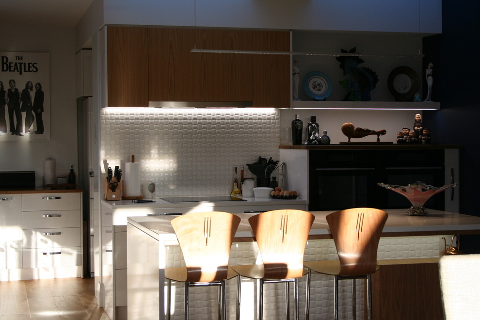 Inspiration för ett funkis kök, med vitt stänkskydd, stänkskydd i keramik, ljust trägolv, en köksö och brunt golv