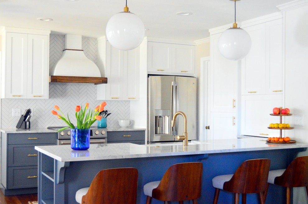 Esempio di un cucina con isola centrale chic con ante in stile shaker, ante bianche, paraspruzzi bianco e elettrodomestici in acciaio inossidabile