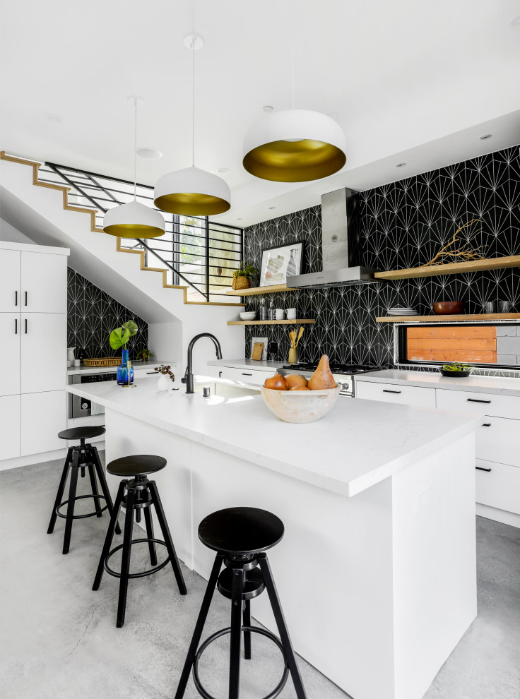 Moderne Wohnküche mit Betonboden und Kücheninsel in Los Angeles