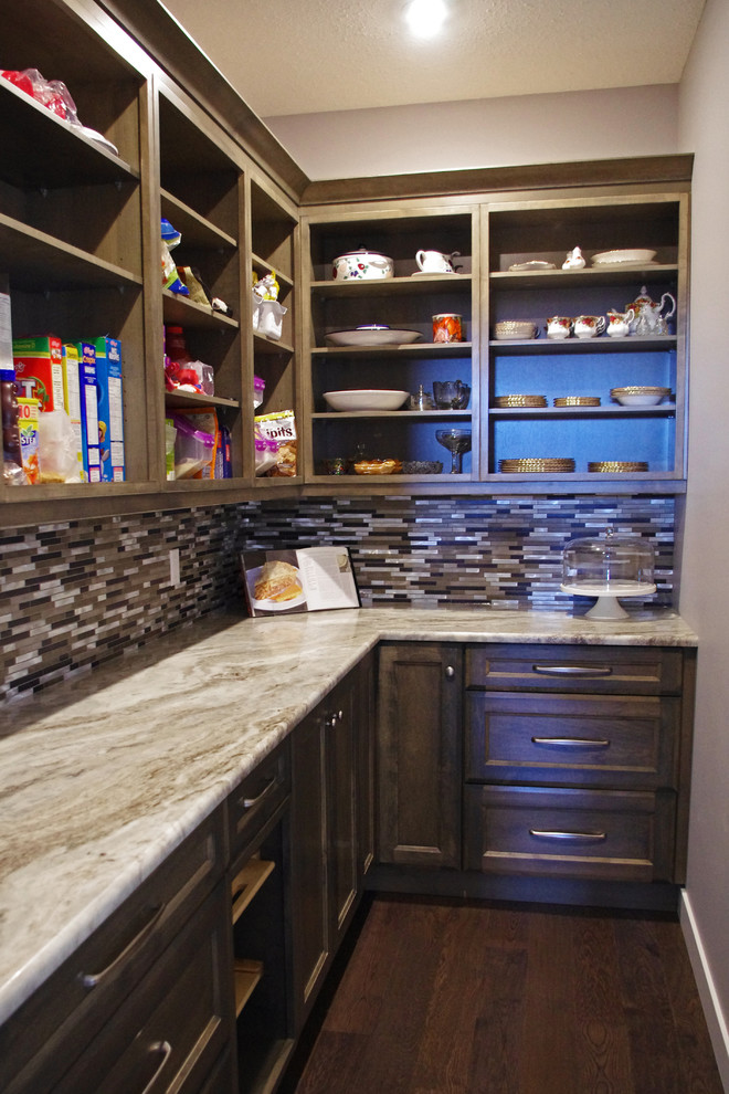 Mittelgroße Klassische Küche in L-Form mit Vorratsschrank, grauen Schränken, Granit-Arbeitsplatte, Küchenrückwand in Metallic, Rückwand aus Metallfliesen und dunklem Holzboden in Edmonton
