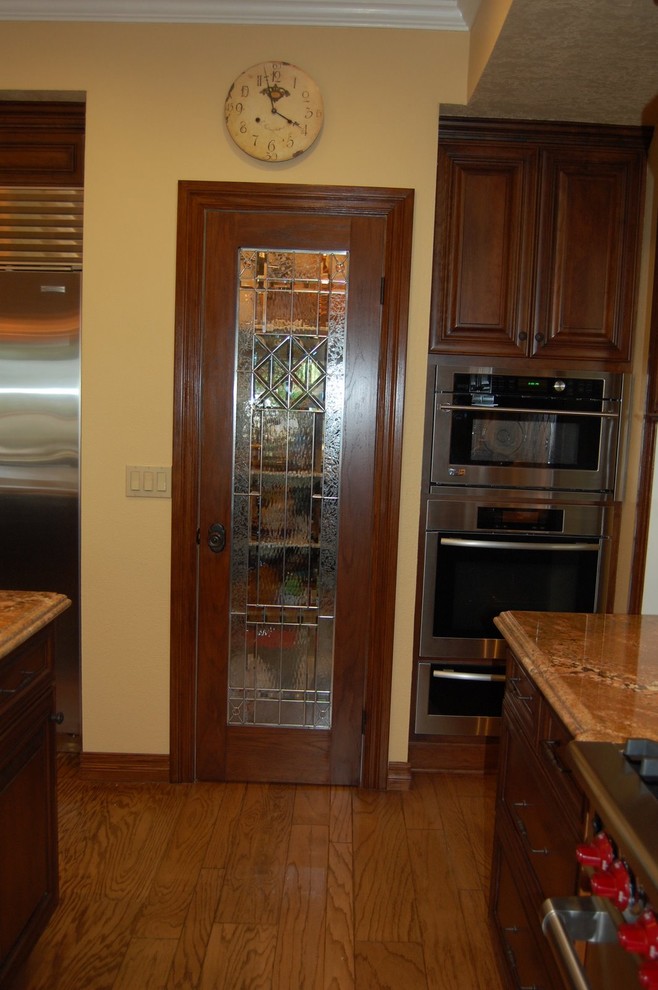 Kitchen - traditional kitchen idea in Los Angeles
