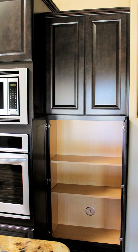 Exempel på ett mellanstort amerikanskt kök, med luckor med upphöjd panel, grå skåp, granitbänkskiva, beige stänkskydd, stänkskydd i keramik, rostfria vitvaror, klinkergolv i keramik, flera köksöar och en undermonterad diskho