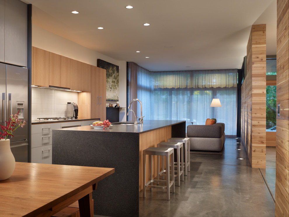 Exempel på ett modernt kök, med granitbänkskiva och rostfria vitvaror