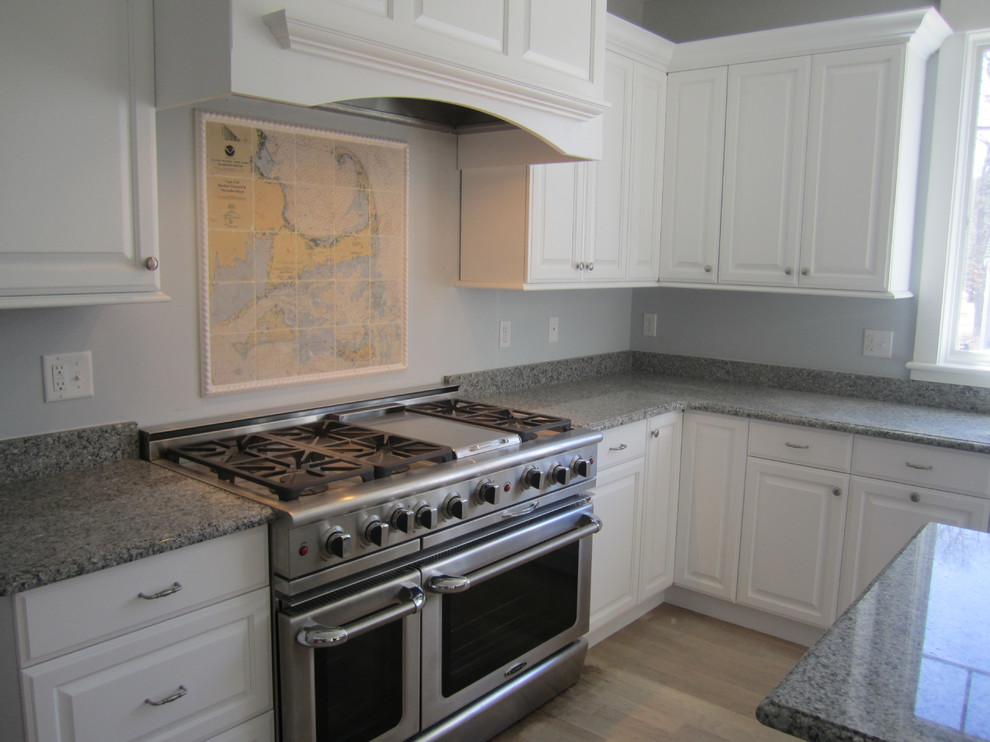 Kitchen - traditional kitchen idea in Boston
