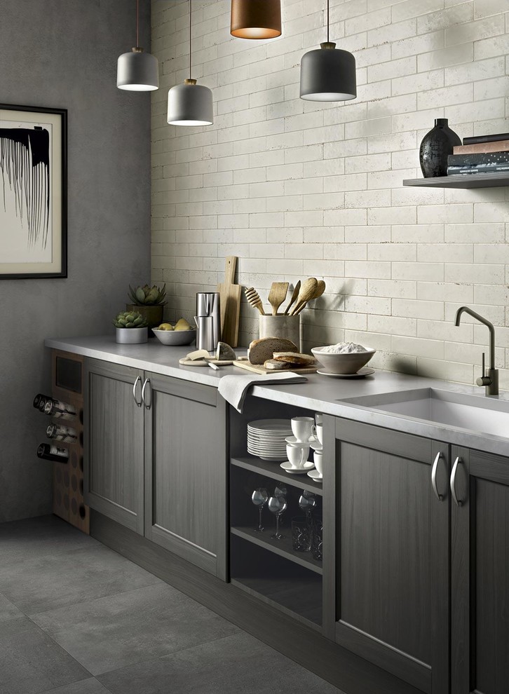Ispirazione per una cucina industriale con paraspruzzi in gres porcellanato, pavimento con piastrelle in ceramica e pavimento grigio