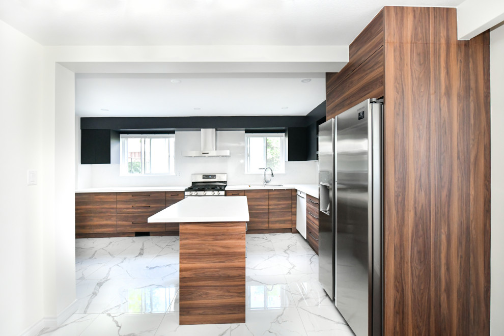 Idee per una grande cucina moderna chiusa con lavello sottopiano, ante lisce, ante in legno bruno, elettrodomestici in acciaio inossidabile, pavimento in marmo, pavimento bianco, top bianco e top in superficie solida