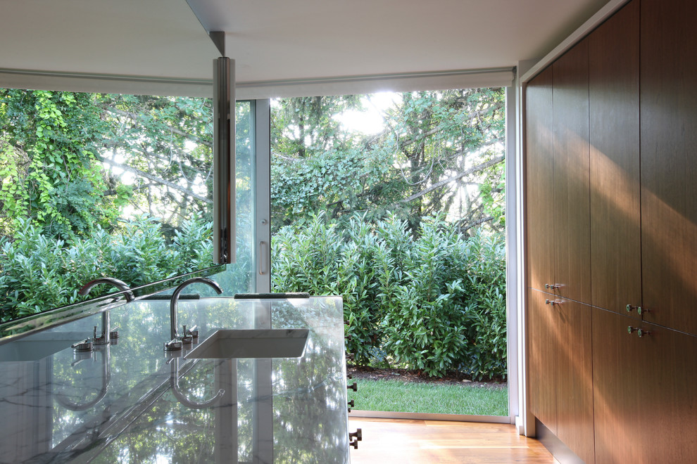 Exemple d'une cuisine moderne en bois foncé avec un évier 1 bac, un placard à porte plane et plan de travail en marbre.