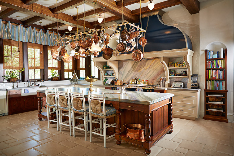 タンパにあるトラディショナルスタイルのおしゃれなキッチン (アンダーカウンターシンク、ベージュのキャビネット、マルチカラーのキッチンパネル、ベージュの床) の写真