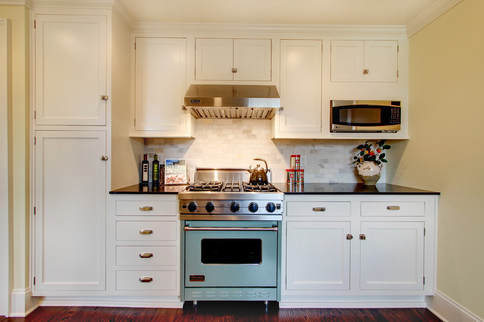 Imagen de cocina de estilo de casa de campo con electrodomésticos de colores