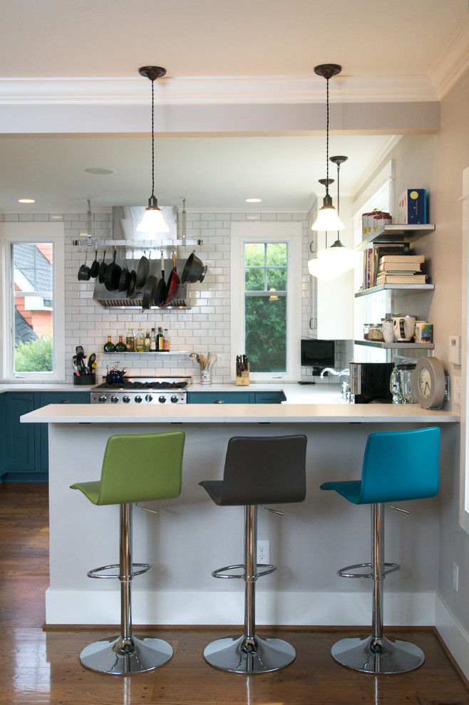 Moderne Küche in U-Form mit Küchenrückwand in Weiß, Rückwand aus Metrofliesen und Küchengeräten aus Edelstahl in Seattle