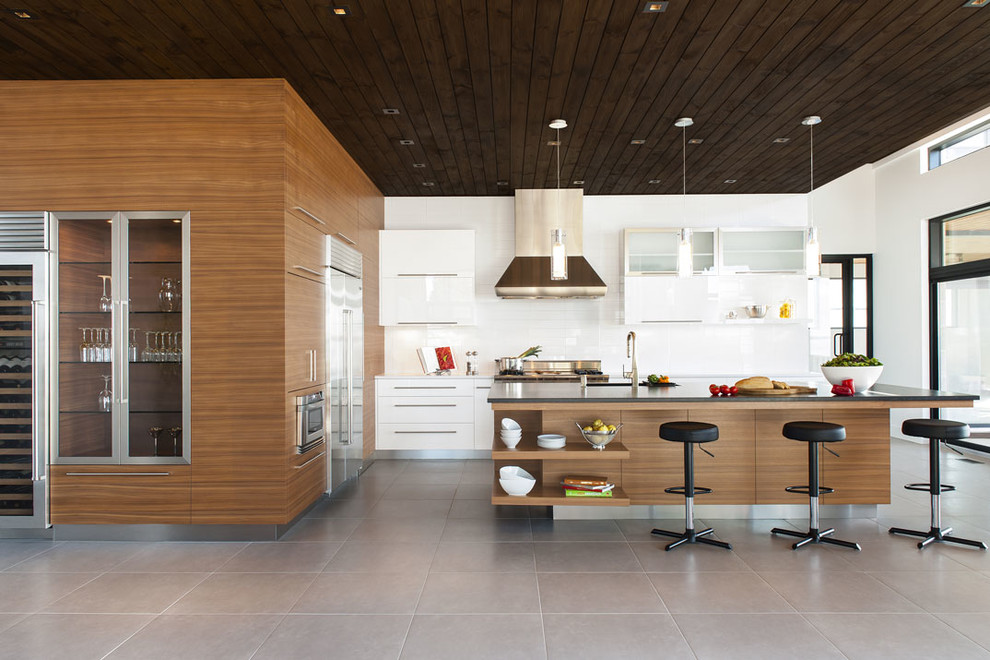 Moderne Küche mit flächenbündigen Schrankfronten und grauem Boden in Montreal