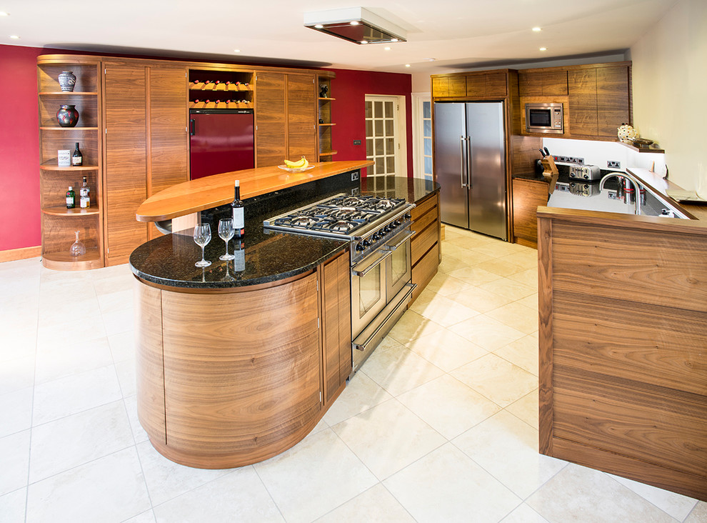 Imagen de cocina comedor contemporánea de tamaño medio con fregadero bajoencimera, puertas de armario de madera en tonos medios, encimera de granito, electrodomésticos de acero inoxidable y una isla