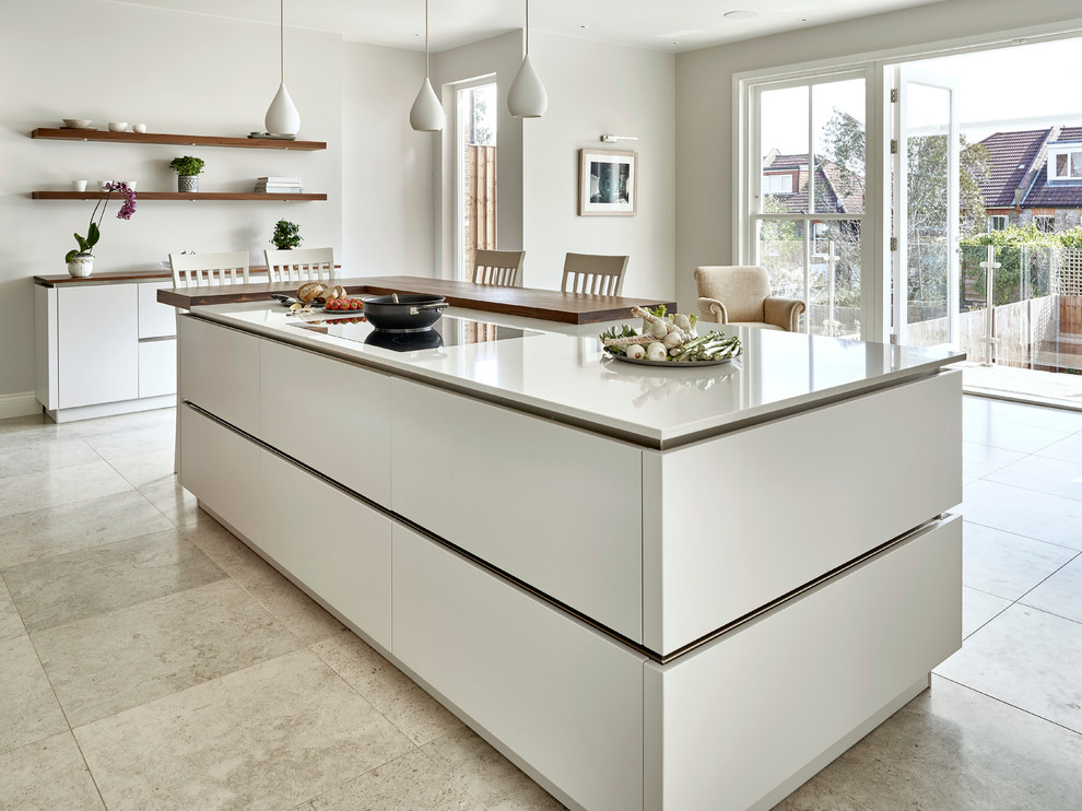 Immagine di una cucina design di medie dimensioni con lavello a doppia vasca, ante bianche, top in superficie solida, elettrodomestici da incasso, pavimento con piastrelle in ceramica e ante lisce