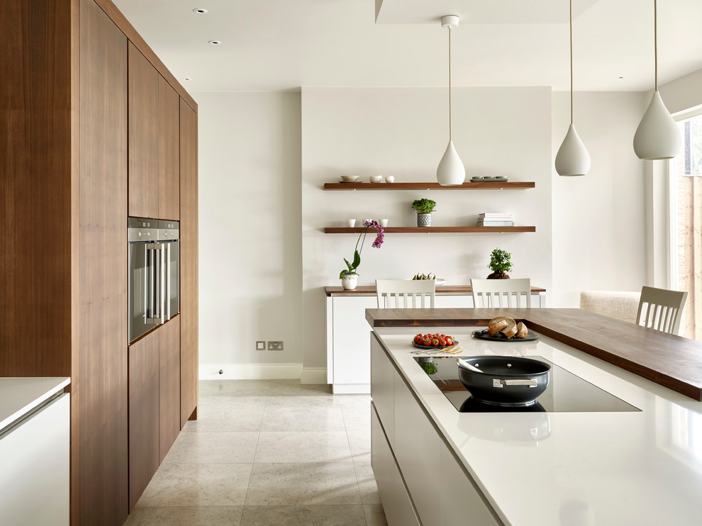 Diseño de cocina comedor lineal contemporánea de tamaño medio con fregadero de doble seno, puertas de armario blancas, encimera de acrílico, electrodomésticos con paneles, una isla, armarios con paneles lisos y suelo de baldosas de cerámica