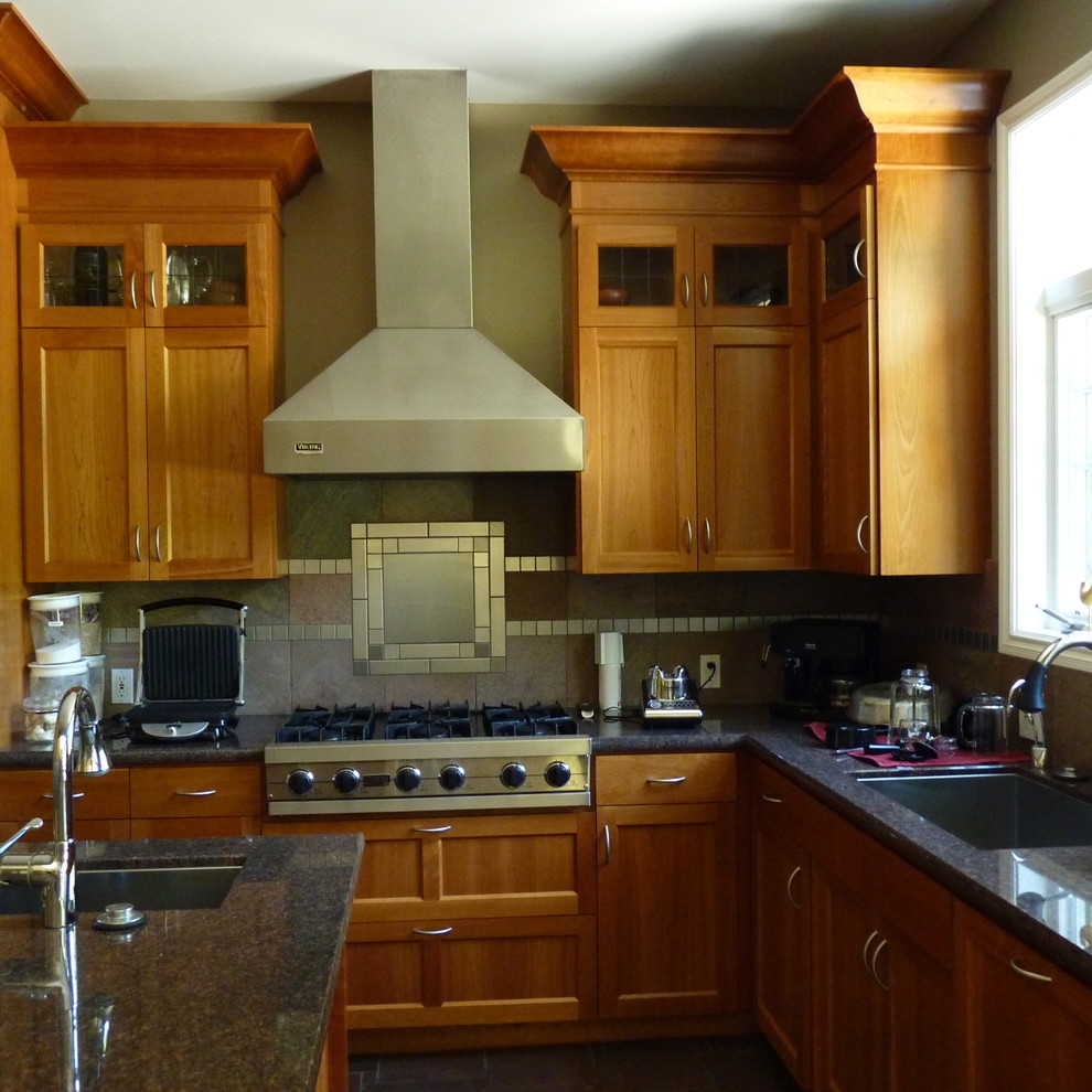 Immagine di una cucina american style di medie dimensioni con lavello sottopiano, ante in stile shaker, ante in legno scuro, top in quarzite, paraspruzzi grigio, paraspruzzi con piastrelle di metallo, elettrodomestici in acciaio inossidabile e pavimento in ardesia