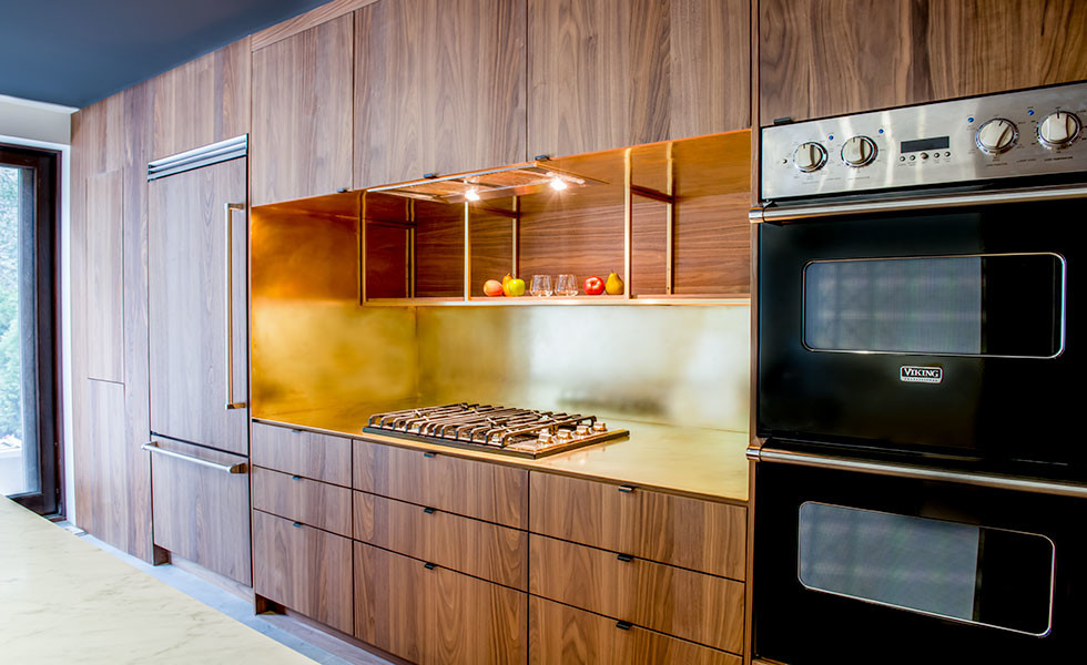 Exempel på ett stort modernt kök, med en undermonterad diskho, släta luckor, skåp i mörkt trä, bänkskiva i kvarts, stänkskydd med metallisk yta, svarta vitvaror, stänkskydd i metallkakel, klinkergolv i porslin och en köksö