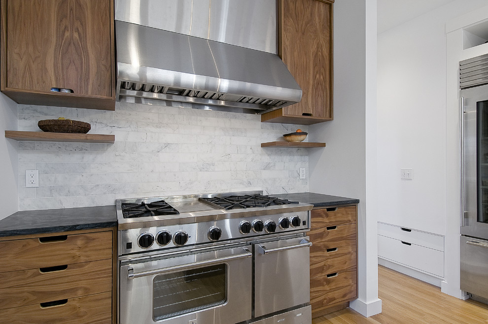 Imagen de cocina comedor lineal actual de tamaño medio con armarios con paneles lisos y puertas de armario de madera oscura