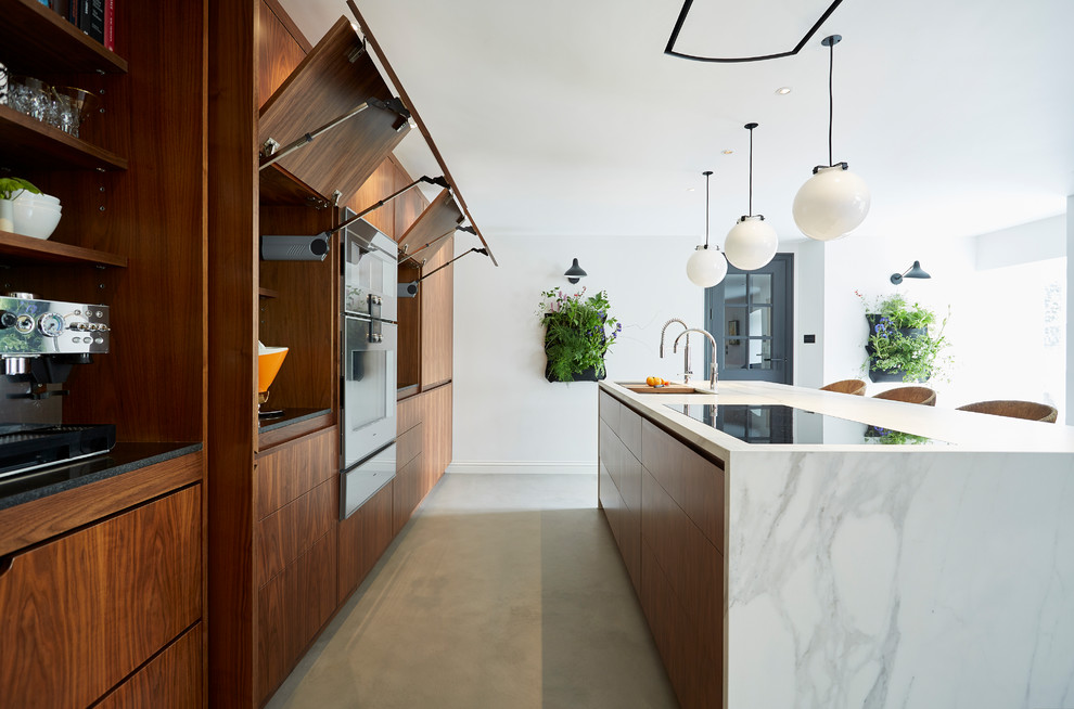 Foto på ett mellanstort funkis linjärt kök, med släta luckor, skåp i mörkt trä, marmorbänkskiva, integrerade vitvaror, betonggolv, en halv köksö och grått golv