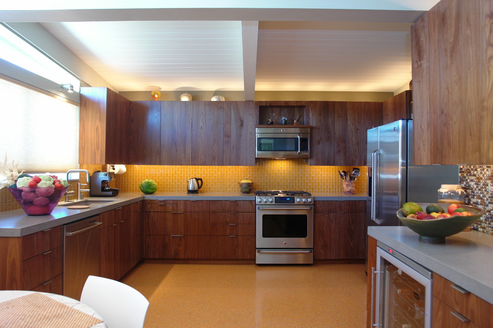 Exempel på ett stort modernt kök, med släta luckor, skåp i mellenmörkt trä, orange stänkskydd, stänkskydd i tunnelbanekakel, rostfria vitvaror, linoleumgolv, en undermonterad diskho och bänkskiva i kvarts