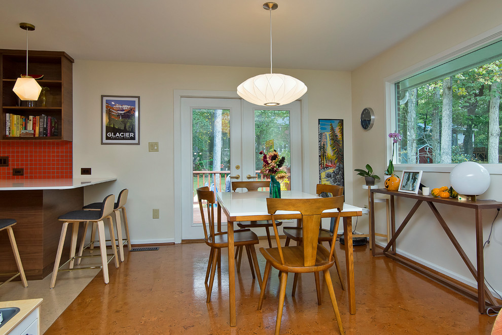 Ispirazione per una grande sala da pranzo aperta verso la cucina moderna con pavimento in sughero e pavimento beige