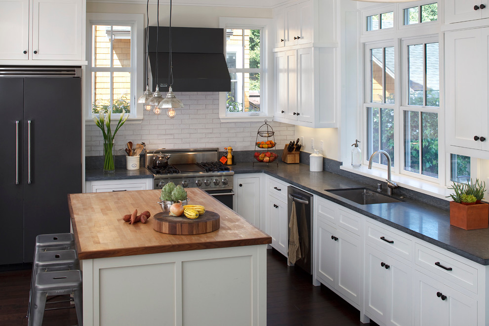 Foto de cocina clásica con fregadero bajoencimera, armarios estilo shaker, puertas de armario blancas y electrodomésticos negros