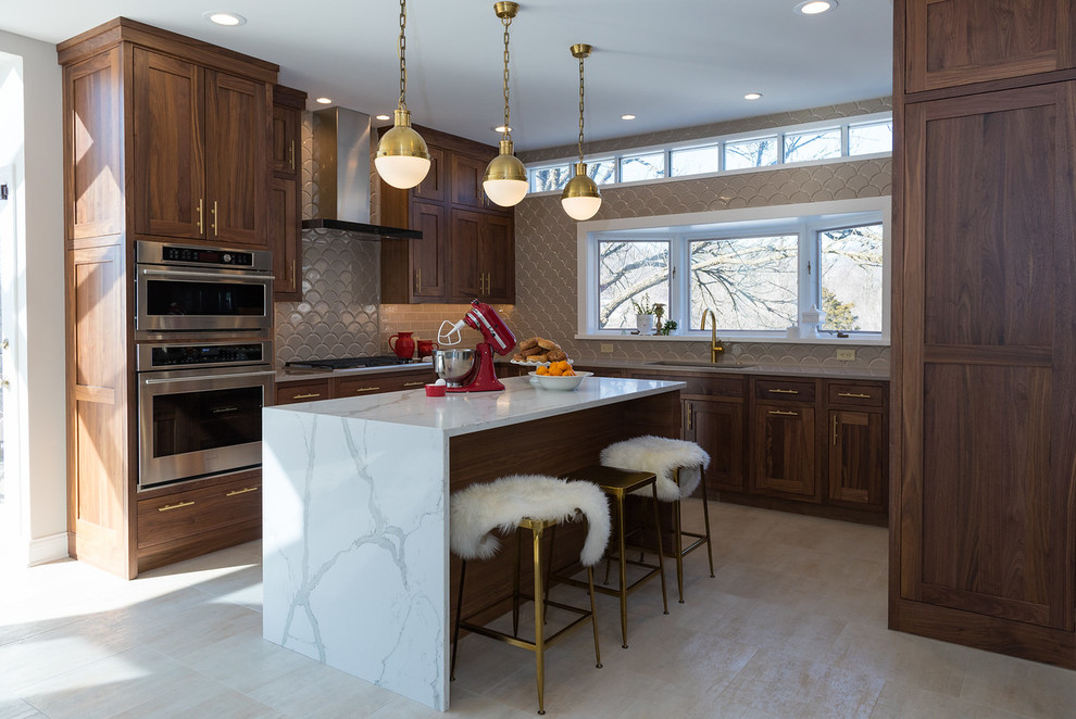 Immagine di una grande cucina minimalista con ante in stile shaker, ante in legno scuro, top in marmo, paraspruzzi grigio e elettrodomestici in acciaio inossidabile