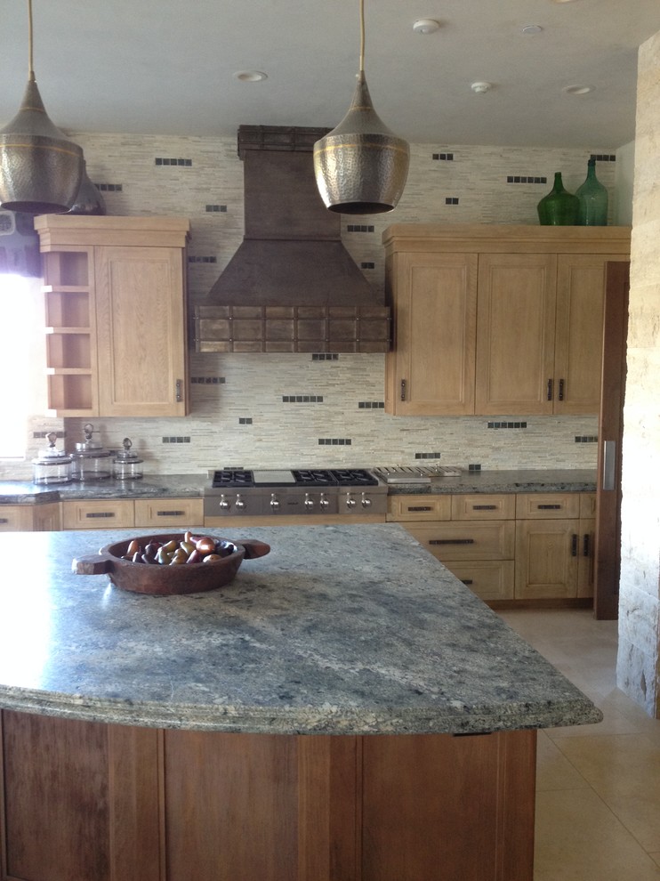 Rustikale Küche mit Schrankfronten mit vertiefter Füllung, braunen Schränken, Granit-Arbeitsplatte und Kücheninsel in Los Angeles