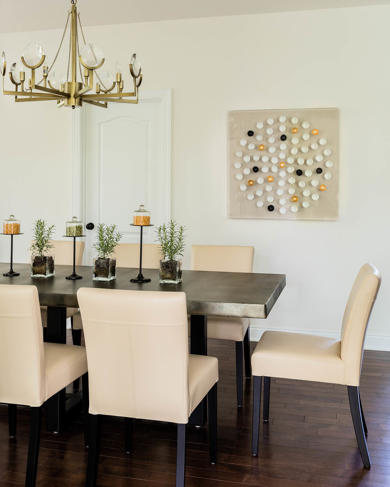 Idee per una sala da pranzo aperta verso la cucina tradizionale di medie dimensioni con parquet scuro e pavimento marrone