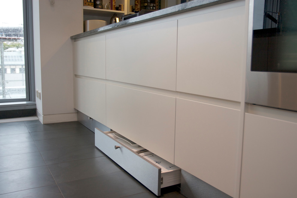 Kitchen - mid-sized modern kitchen idea in Sydney