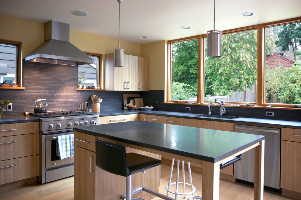 Immagine di una cucina design con elettrodomestici in acciaio inossidabile
