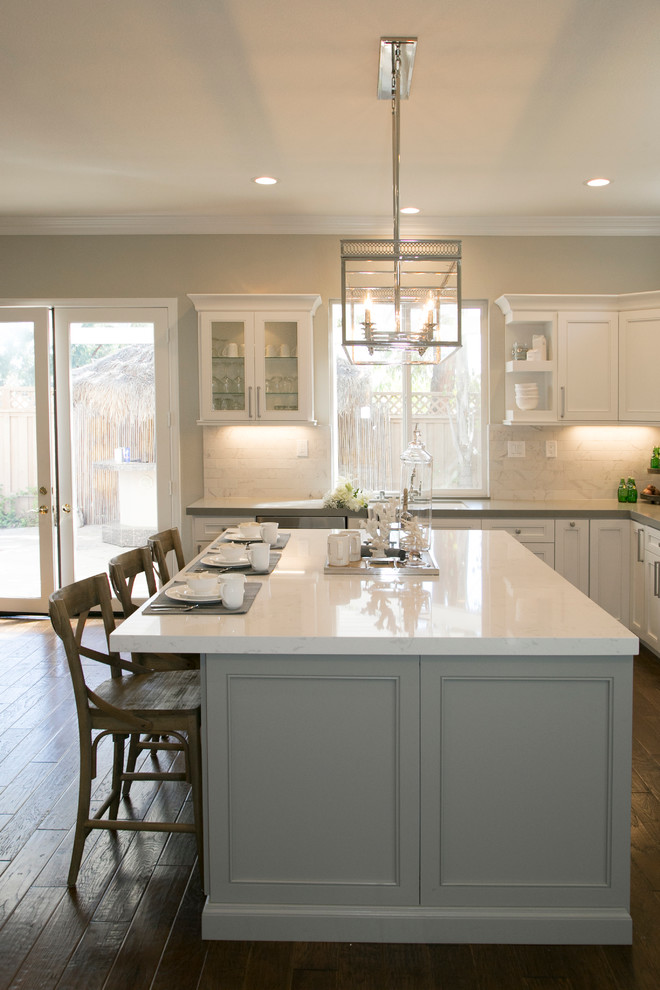 Exempel på ett stort klassiskt kök, med skåp i shakerstil, vita skåp, bänkskiva i koppar, vitt stänkskydd, stänkskydd i mosaik, rostfria vitvaror, mellanmörkt trägolv och en köksö